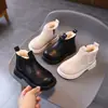 Botines Nuevos Estilo Británico para Niñas 2026 Invierno Nuevos Botas Martin Suela Suave Forradas de Borrego para Niños Pequeños Botas Cálidas de Algodón Modernas