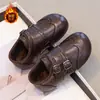 Sapatos Mocassins Infantis 2026 Novo Estilo Estilo Britânico Botas de Couro para Meninas Pequenas Sola Macia Respirável Sapatos Pequenos de Couro para Meninas Inverno Com Pelúcia
