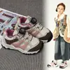 Sapatos infantis com fivela giratória, sapatos casuais, tênis de malha com sola macia para meninas da primavera de 2026, sapatos para crianças maiores, sapatos de pai