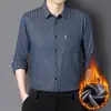 Forrado de felpa y engrosado, nuevo modelo de invierno, camisa de manga larga de seda de morera, estilo business casual, elegante y cálida, adecuada para papás
