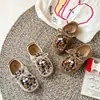 Nuevos Zapatos de Cuero Esmerilado de Otoño para Niñas 2025 Estilo Coreano Estampado de Leopardo Sin Cordones Zapatos Planos para Bebé Niña para Niños Medianos y Grandes