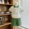 Conjunto Estilo Universitario para Niños 26 Verano Nuevo Camisa de Punto a Rayas con Cuello Polo Manga Corta Pantalones Cortos Verdes para Niños