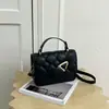 Bolsa elegante e fashion para o dia a dia, estilo coreano, com padrão de losangos em relevo, textura chique, 2026, projetada para usar sob o braço, na mão, no ombro ou transversalmente