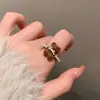 Anillo Abierto de Oso Lindo Flocado Retro de Otoño e Invierno Anillo para Dedo Índice de Diseño de Nicho para Mujer Lujo Accesible Accesorios de Anillo Versátiles
