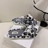 Chinelos de desenho animados modernos e vazados para uso diário em casa, apresentando um design de coelho, material de pelúcia, solas antiderrapantes e uma estampa de leopardo dupla face com estilo de bico aberto