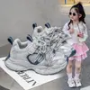 Tênis Esportivo Infantil 2026 Outono Novo Calçados Infantis Casuais para Meninos Tênis de Corrida Estilo Coreano Elegante Versátil para Meninas Sapatos Pai