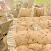 Conjunto de lençol de cama e lençol com elástico de veludo bordado estilo novo 2026, veludo de leite, retalhos de renda (quatro peças)