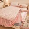 Un juego de tres piezas de colchas de encaje de terciopelo de leche frescas y delicadas, que incluye una falda de cama blanca engrosada para el invierno, una cubierta de cama de cobertura total y un protector de colchón