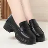 Un par de mocasines negros sin cordones, de suela gruesa, para mujeres de mediana edad, adecuados para ir al trabajo, con tacón grueso, perfectos para primavera y otoño