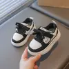 Tênis Esportivo Respirável Infantil 2026 Primavera/Outono Calçados Infantis Sola Macia Respirável Fashion Versátil Tênis de Solado Macio Dropshipping