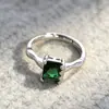 Anillo de Zirconia Verde de Lujo Ligero, Moda Minimalista Francesa Estilo Ins, Anillo Geométrico Versátil de Moda para Mujer al por Mayor