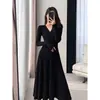 Vestido suéter de estilo puramente deseable con cuello en V, que irradia una vibra de alta gama y elegancia, adecuado para otoño e invierno, para llevar debajo de un abrigo, vestido de punto rojo estilo wabi-sabi
