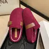 Pantuflas de alta gama para mujer con hebilla de cuero, mullidas y forradas de felpa, adecuadas para usar en exteriores, moda nueva Otoño/Invierno 2026, pantuflas cálidas de algodón con diseño de punta cerrada