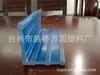 Fabricante produce perfiles de plástico en forma de T de PVC, material de forma especial, extrusión y producción de perfiles de PVC azul.
