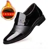 Zapatos de vestir formales para hombre de cuero punta redonda casual británico transpirables para el trabajo slip-on resistentes al desgaste suela blanda zapatos de cuero de una sola pieza entrega