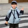 Jaqueta Masculina Primavera e Outono 2026 Novo Estilo Jaqueta com Capuz Casual Infantil para Crianças Maiores Estilo Coreano Corta-vento Color-Blocking Tendência