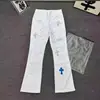 Jeans rasgado com estampa de cruz Chrome Hearts da moda de rua americana para homens e mulheres, nova moda 2026 calças retas versáteis e estilosas