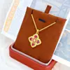 Liga de Cobre Luxo Leve Sensação de Alto Padrão Diamante Vermelho Rosa Trevo de Quatro Folhas Pingente para Mulheres Ouro Simulado Vazado Filigrana Floral Corrente para Clavícula Presente para Melhor Amiga
