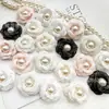 Nuevos pendientes DIY de perlas y camelia estilo Chanel de 3 cm con encaje, flores para zapatos y sombreros, pinzas para el cabello, accesorios florales al por mayor