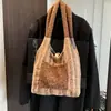 Moda de Invierno Bolso Peludo de Gran Capacidad para Debajo de la Axila para Mujer 2025 Nuevo Bolso de Felpa a Cuadros Bolso Tote Casual de Hombro