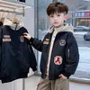 Jaqueta Grossa Acolchoada para Meninos Outono e Inverno 2026 Novo Estilo Roupas de Inverno Infantil Estilo Rua Descolado Jaqueta com Capuz para Alunos do Ensino Fundamental