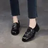 Mocassins femininos de couro de primeira camada, sapatos de couro pequenos estilo britânico outono 2026, sapatos de salto único femininos de corte profundo, sapatos brogue