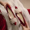 775-88/575-88 Em Estoque Laço de Strass Camurça Vermelha Xiuhe Sapatos de Casamento Sapatos Individuais Femininos Estilo Chinês Sapatos de Noiva
