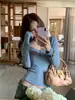 Camiseta base de manga larga con cuello grande azul estilo coreano para mujer principios de otoño, prenda interior única y hermosa, hombro normal, cuello en U, top pequeño
