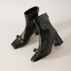 Botas Femininas Quadradas Retro Coreanas com Laço e Salto Grosso para Tornozelo Primavera Outono 2026 Pretas Emagrecedoras Alargadoras Skinny