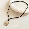 Collar Colgante Oval Hueco Pintado en Spray Estilo Minimalista, Cadena para Suéter Moderna y Única, Accesorio Versátil de Nicho para Mujeres con un Toque de Lujo