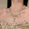 Conjunto de Collar y Aretes de Lujo Ligero Estilo Francés, Artesanía Exquisita, Sensación Única y de Alta Gama, Versátil, Elegante, Delicada Cadena para Clavícula