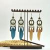 Pendientes familiares de plumas retro de venta caliente de e-commerce de fábrica, pendientes largos de plumas multicolor para vacaciones, diseño con cuentas