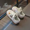 Sapatos para meninas 2026 primavera e outono novo estilo tênis de treino alemães infantis tênis com bordado de cereja macios para meninas pequenas