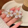 Pendientes de Flor de Perla Retro Barrocos Lujo Accesible Pendientes Elegantes de Gama Alta Joyería para Orejas Nueva Popular de Otoño e Invierno para Mujer