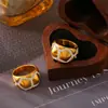 Anillo de pentágono con costuras incrustado de diamantes, estilo chic europeo y americano, venta caliente, diseño de nicho de lujo ligero, joyería chapada en acero de titanio con oro de 18 quilates