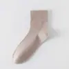 Meias Masculinas Zhuji, Meias Finas de Seda para o Verão, Meias Masculinas de Algodão Cor Sólida, Meias de Seda de Cano Médio Absorventes de Suor e Resistentes a Odores