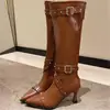 Botas Longas de Salto Alto Femininas Chuyuji 2026 Novo Estilo Primavera e Outono com Fivela de Cinto e Rebites, Bico Fino Elegante e Salto Alto Fino