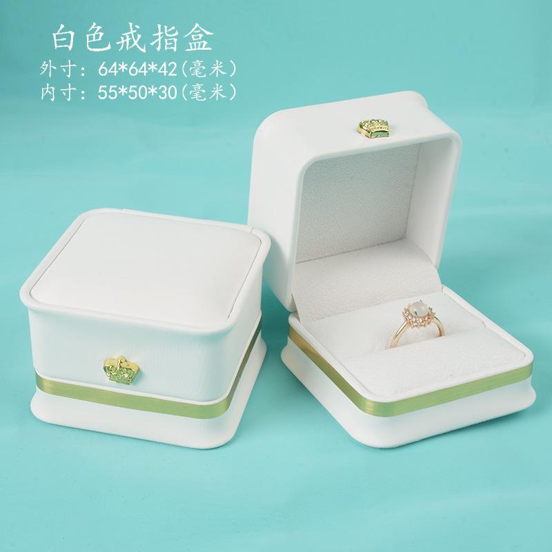 白色收腰金边戒指盒.jpg