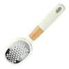 Juego de utensilios de cocina con mango de madera para uso doméstico, que incluye un pelador, un batidor de varillas, un tamiz para harina y un juego de múltiples piezas para hornear y cocinar