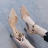 Fivela salto agulha moda 2023 Super fada temporada camurça salto médio oco todos os jogos bico fechado sapatos de salto alto Super fada ins
