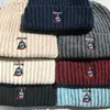 Gorro de Invierno Bordado para Mujer Gorro de Punto Casual Americano Ala Pequeña Sin Visera Negro Rosa Adelgazante para la Cara Cálido Gorro de Hilo de Pingüino
