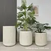 Jarrón de piso a rayas de moda decoración de sala de exposiciones de hotel maceta de óxido de magnesio para el hogar arreglo floral decoración de edificio de oficinas planta verde