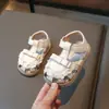 Sapatos de Princesa para Meninas Pequenas 2026 Verão Novo Estilo Sapatos de Couro para Crianças Pequenas Estilo Little Chanel Estampa Floral Pérola Lindos Sandálias de Princesa para Meninas Pequenas