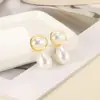Brincos Redondos Assimétricos de Flor e Pérola Estilo Retro Ins Europeu e Americano Brincos Simples Elegantes Metálicos de Aço Inoxidável