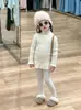 Inverno 2024 novo vestuário infantil coreano para meninas colete sem mangas de lã de cordeiro saia gola alta blusa base de tricô