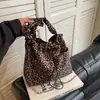 Bolsa Feminina com Cordão Estampa de Leopardo 2024 Nova Moda Bolsa de Ombro Transversal Bolsa de Corrente Bolsa Tote de Grande Capacidade Bolsa Tendência