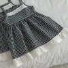 Estilo INS Primavera e Outono Bebê Recém-nascido Gola Folha de Lótus Mangas com Acabamento em Renda Manga Longa Camada Base Canelada Top Saia de Suspensório com Acabamento em Renda Xadrez para Bebê Menina