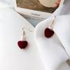 Pendientes de Perlas con Forma de Corazón de Terciopelo Japonés y Coreano Color Rojo Vino Clip para Oreja Pendientes para Mujer Accesorios para Orejas Otoño e Invierno