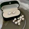 Os populares brincos de prata de lei S999 da Yinjia com pérolas brancas australianas, apresentando um design único e um estilo romântico francês sofisticado.