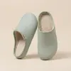 2026 Invierno Más Vendido Zapatillas de Algodón Impermeables Unisex para Casa o Uso al Aire Libre Textura de Cuero Zapatillas de Algodón para Mujer Silenciosas para Hombre